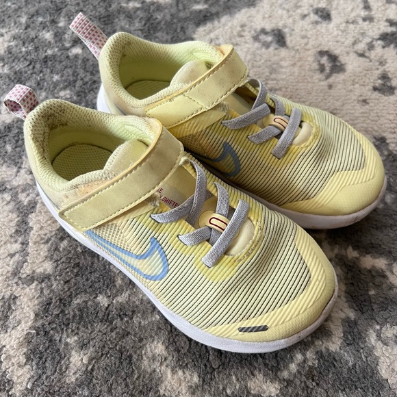 Gently worn pastel yellow Nikes - Picture 1 of 1